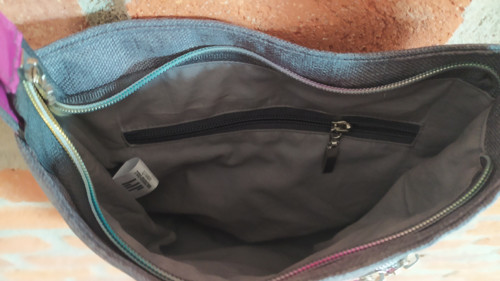 Crossbody šedá s duhovým zipem — foto 3