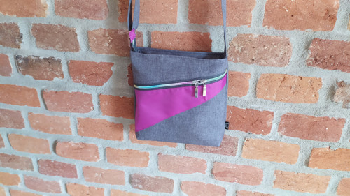 Crossbody šedá s duhovým zipem — foto 2