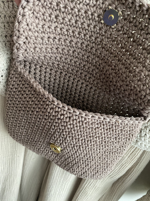 Háčkovaná mini kabelka přírodní hnědá — foto 3