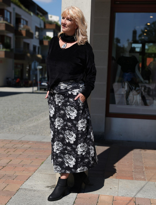 Áčková sukně černá s květy — foto 2