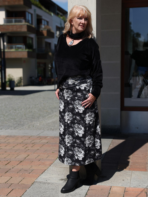 Áčková sukně černá s květy — foto 4