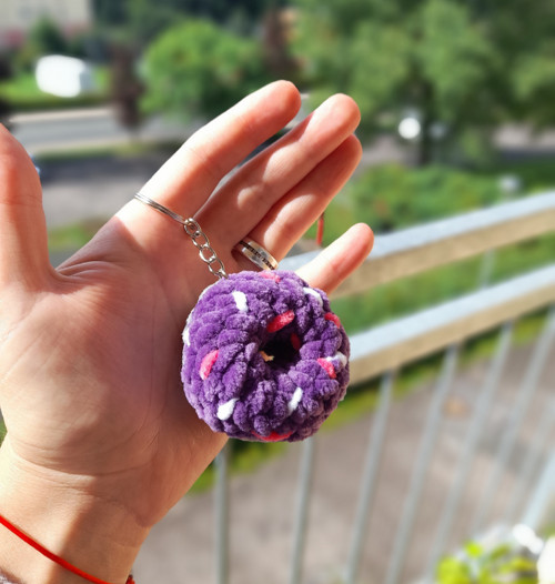Háčkovaný donut přívěsek — foto 2