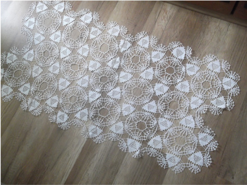 Bílý háčkovaný ubrus 125 x 70 cm — foto 3