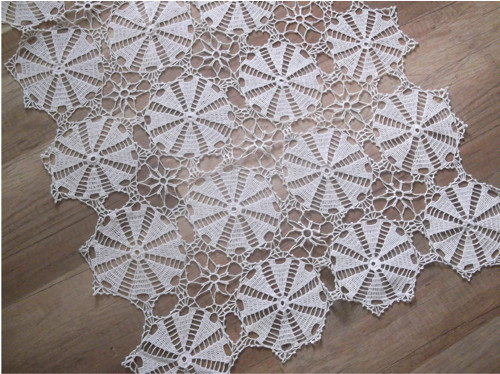 Bílý háčkovaný ubrus 125 x 70 cm — foto 2