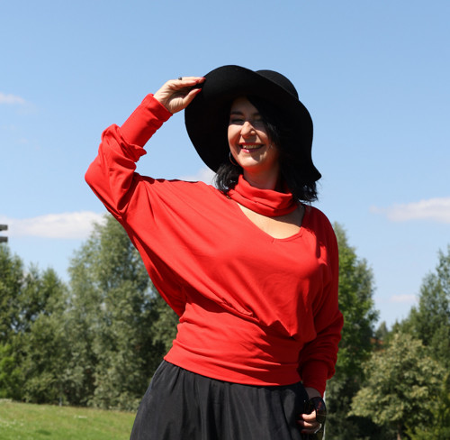 Červený rolák s výstřihem — foto 2