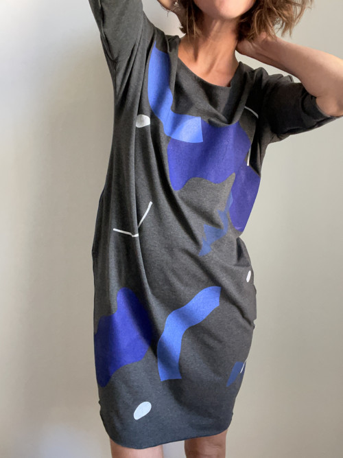 Šaty abstrakt — foto 4