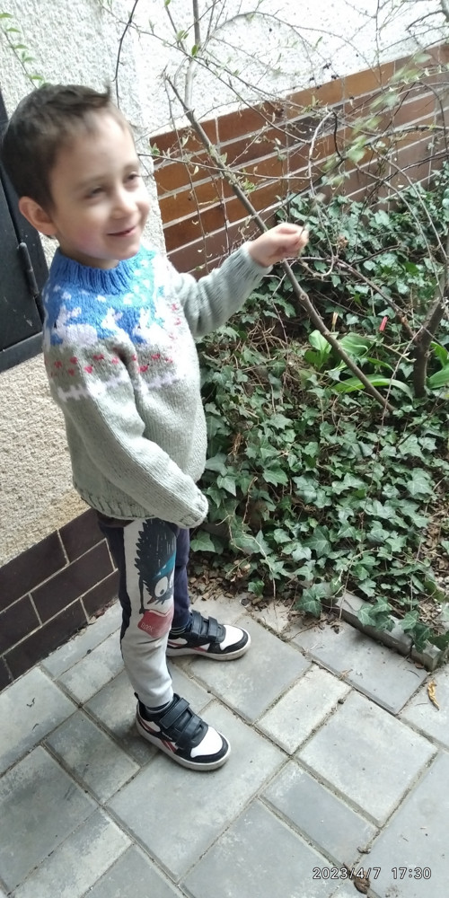 Dětský svetřík s králíčky — foto 3