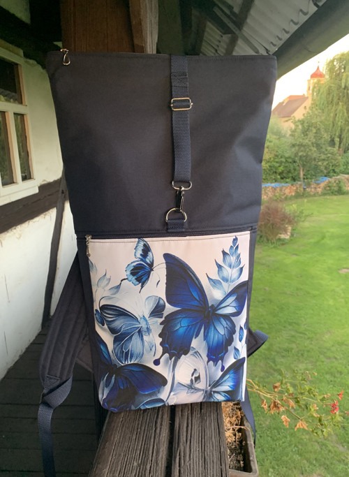 Motýl v modré + přední kapsa na zip — foto 3