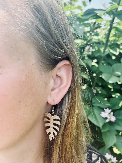 Visací dřevěné náušnice Monstera — foto 2
