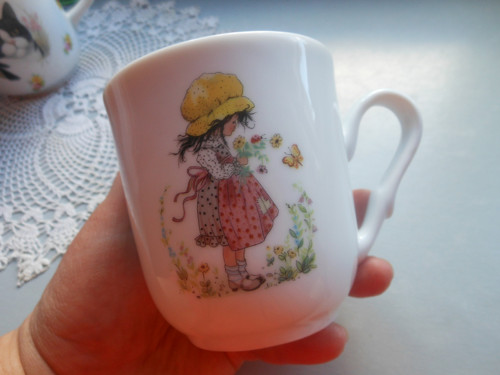 Porcelánový hrnek holčičky — foto 3