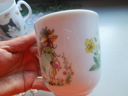 Porcelánový hrnek holčičky — foto 2