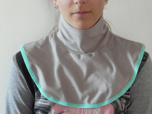 Nákrčník - šedý rolák — foto 2