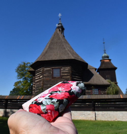 "Kapesníkovník" - Růže na tmavé — foto 2