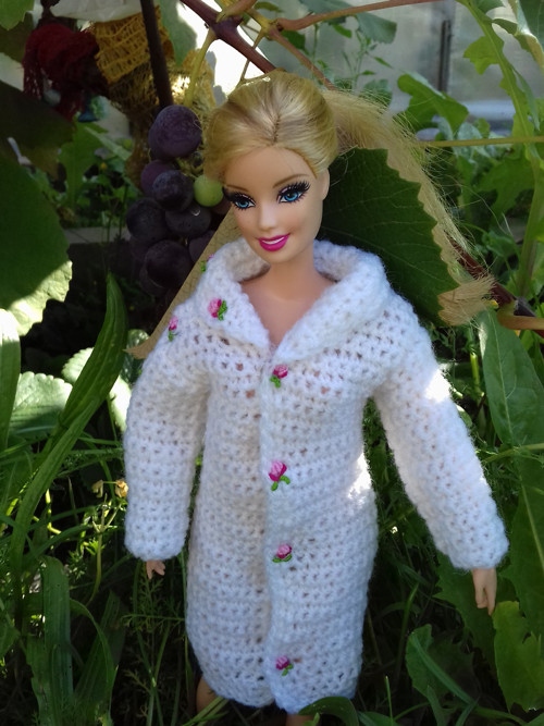 Háčkovaný kabátek pro panenku Barbie bílý — foto 2