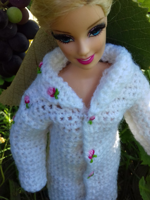 Háčkovaný kabátek pro panenku Barbie bílý — foto 3