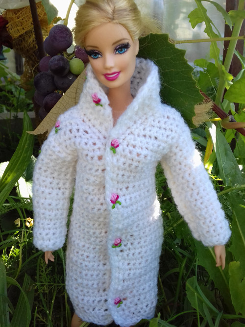 Háčkovaný kabátek pro panenku Barbie bílý — foto 6