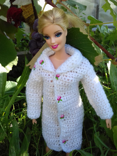 Háčkovaný kabátek pro panenku Barbie bílý — foto 5
