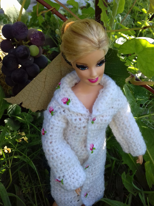Háčkovaný kabátek pro panenku Barbie bílý — foto 4