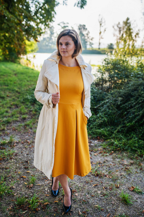 Šaty Bel v hořčicové — foto 3