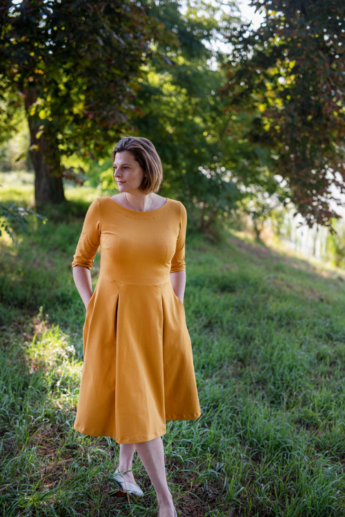 Šaty Bel v hořčicové — foto 5