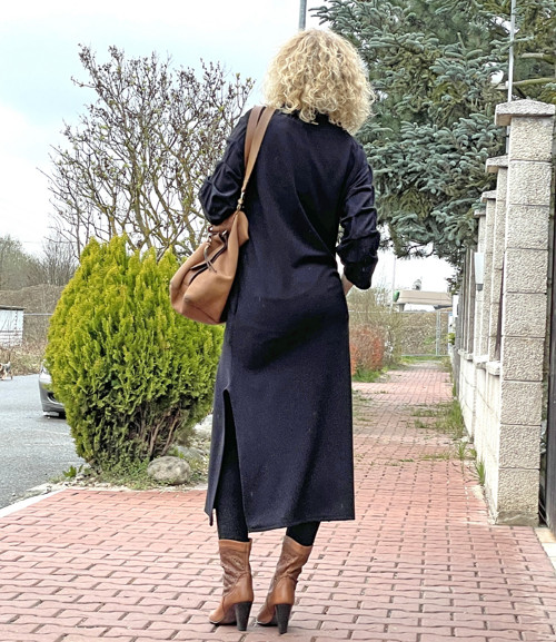Černé šaty s plastickými rukávy — foto 4