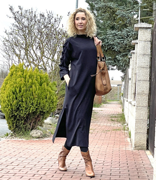 Černé šaty s plastickými rukávy — foto 3