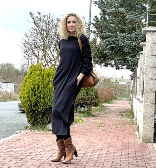 Černé šaty s plastickými rukávy — foto 2