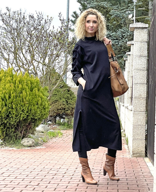 Černé šaty s plastickými rukávy — foto 6