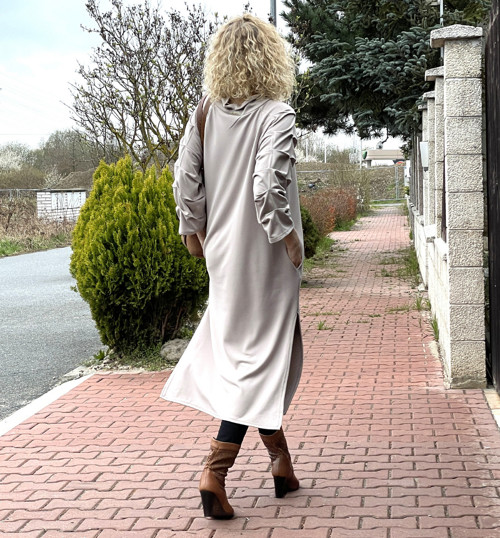 Světlé šaty s plastickými rukávy — foto 5