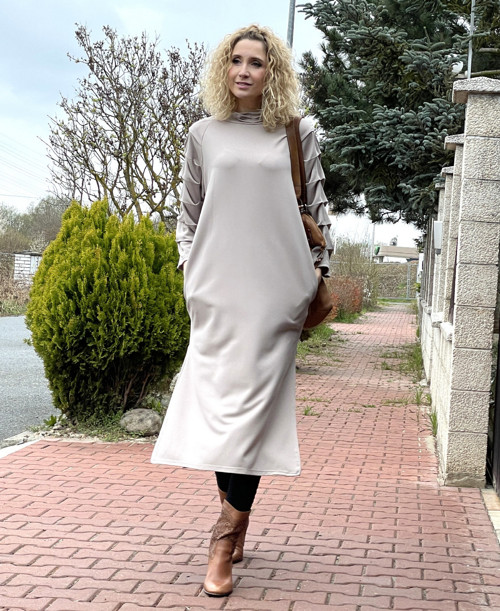 Světlé šaty s plastickými rukávy — foto 6