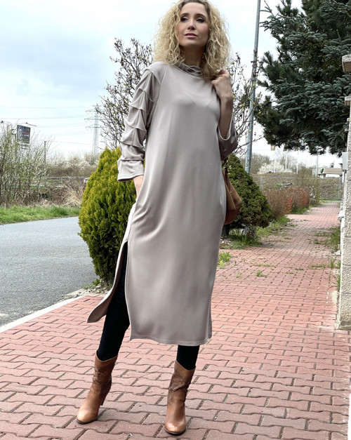 Světlé šaty s plastickými rukávy — foto 2