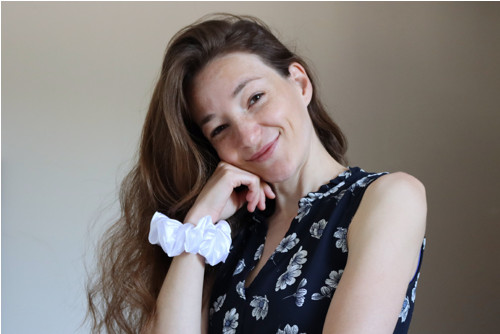 Bílá lesklá SCRUNCHIE gumička do vlasů — foto 3