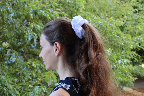 Bílá lesklá SCRUNCHIE gumička do vlasů — foto 2
