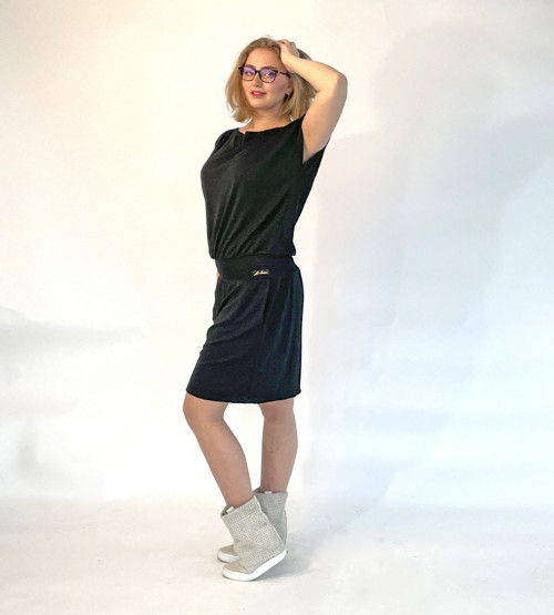 Černé krátké šaty — foto 4