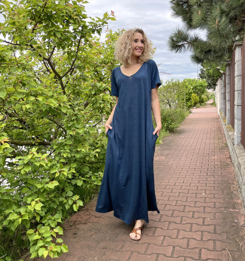 Tmavěmodré zvonové šaty — foto 3