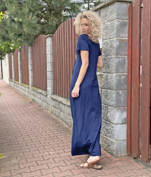 Tmavěmodré zvonové šaty — foto 6