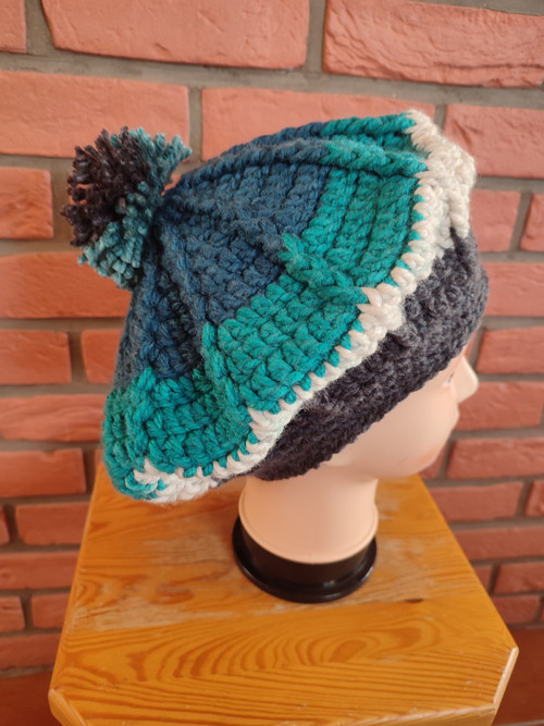 Dámský baret s bambulkou — foto 3