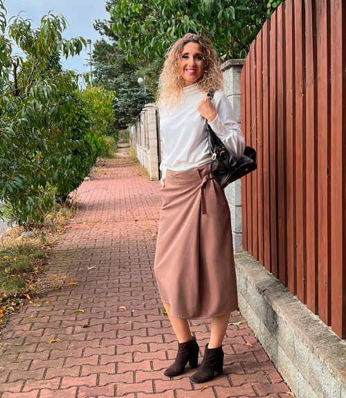 Světle hnědá sukně se skladem — foto 4