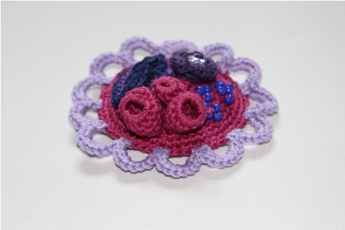 Výrazná háčkovaná barevná brož — foto 3