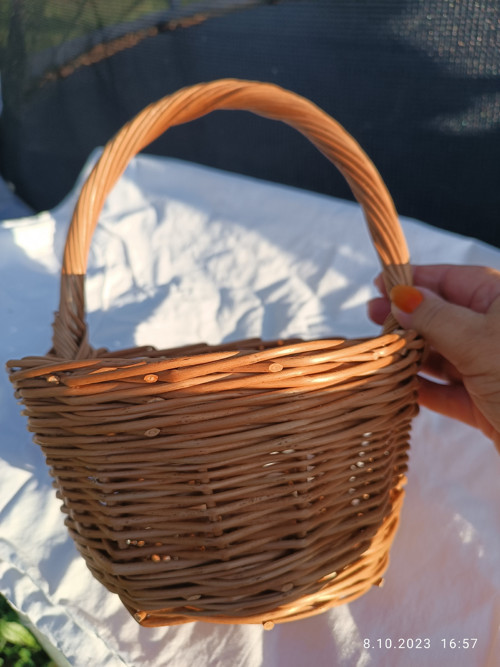 Proutěný košík jednobarevný — foto 3