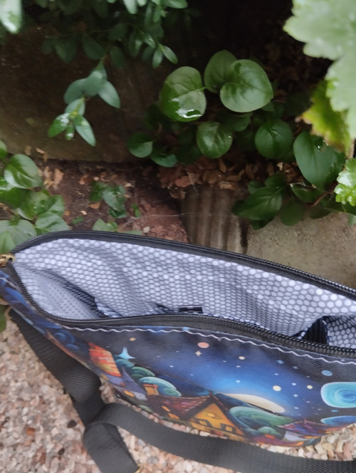 Jasmína crossbody večerní ulice — foto 5