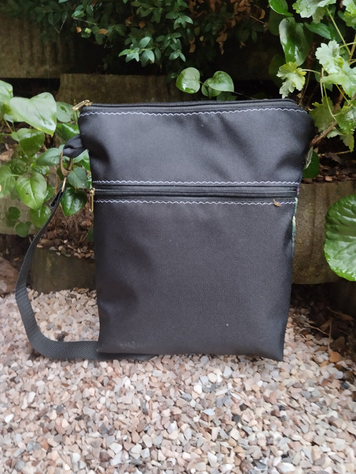 Jasmína crossbody večerní ulice — foto 3