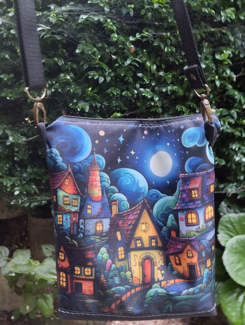 Jasmína crossbody večerní ulice — foto 4