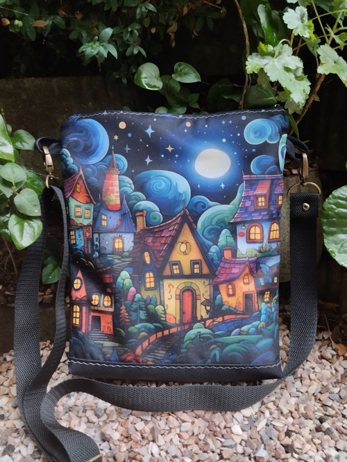 Jasmína crossbody večerní ulice — foto 2