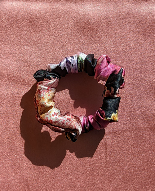 FLORA'S DRESS - hedvábná scrunchie MINI — foto 3