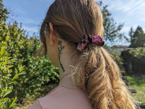 FLORA'S DRESS - hedvábná scrunchie MINI — foto 2