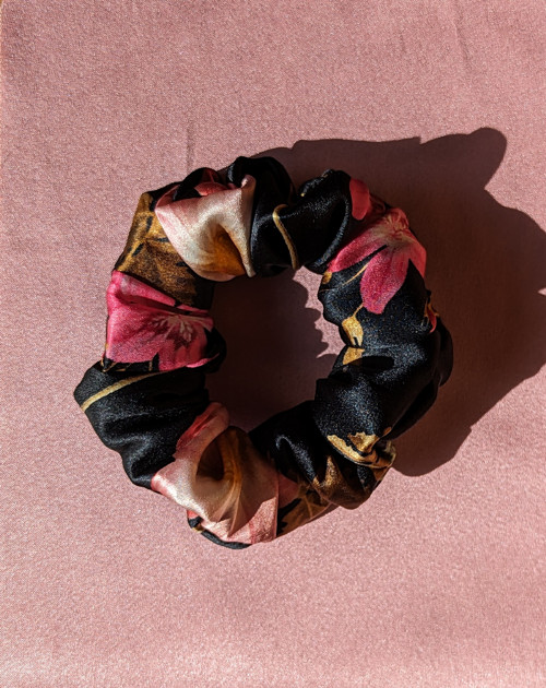 FLORA'S DRESS - hedvábná scrunchie KLASIK — foto 3
