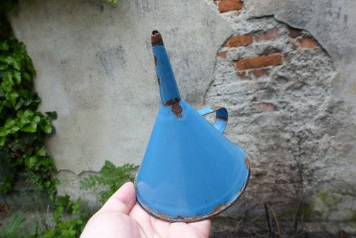 Modrý smaltovaný trychtýř, smalt — foto 2