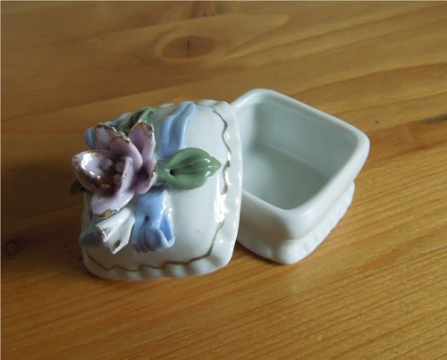 Porcelánová malá dózička s růžičkou — foto 3
