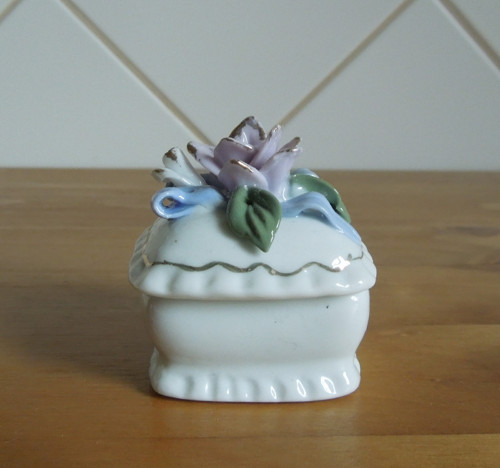 Porcelánová malá dózička s růžičkou — foto 2